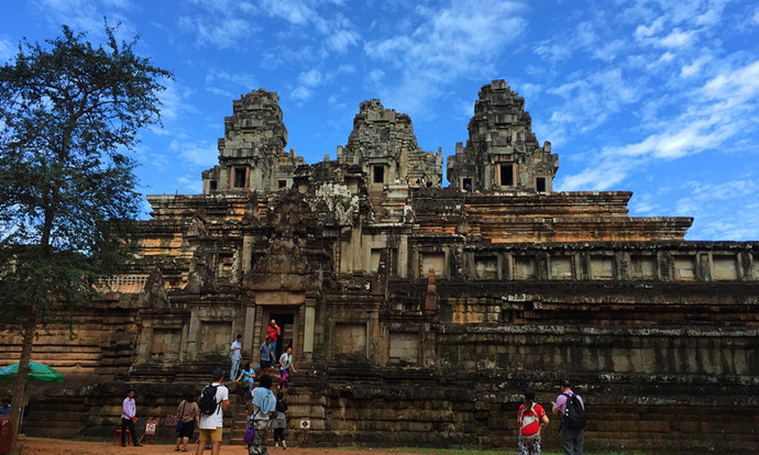 茶胶寺又名塔高寺,是高棉第一座全砂岩石建筑!