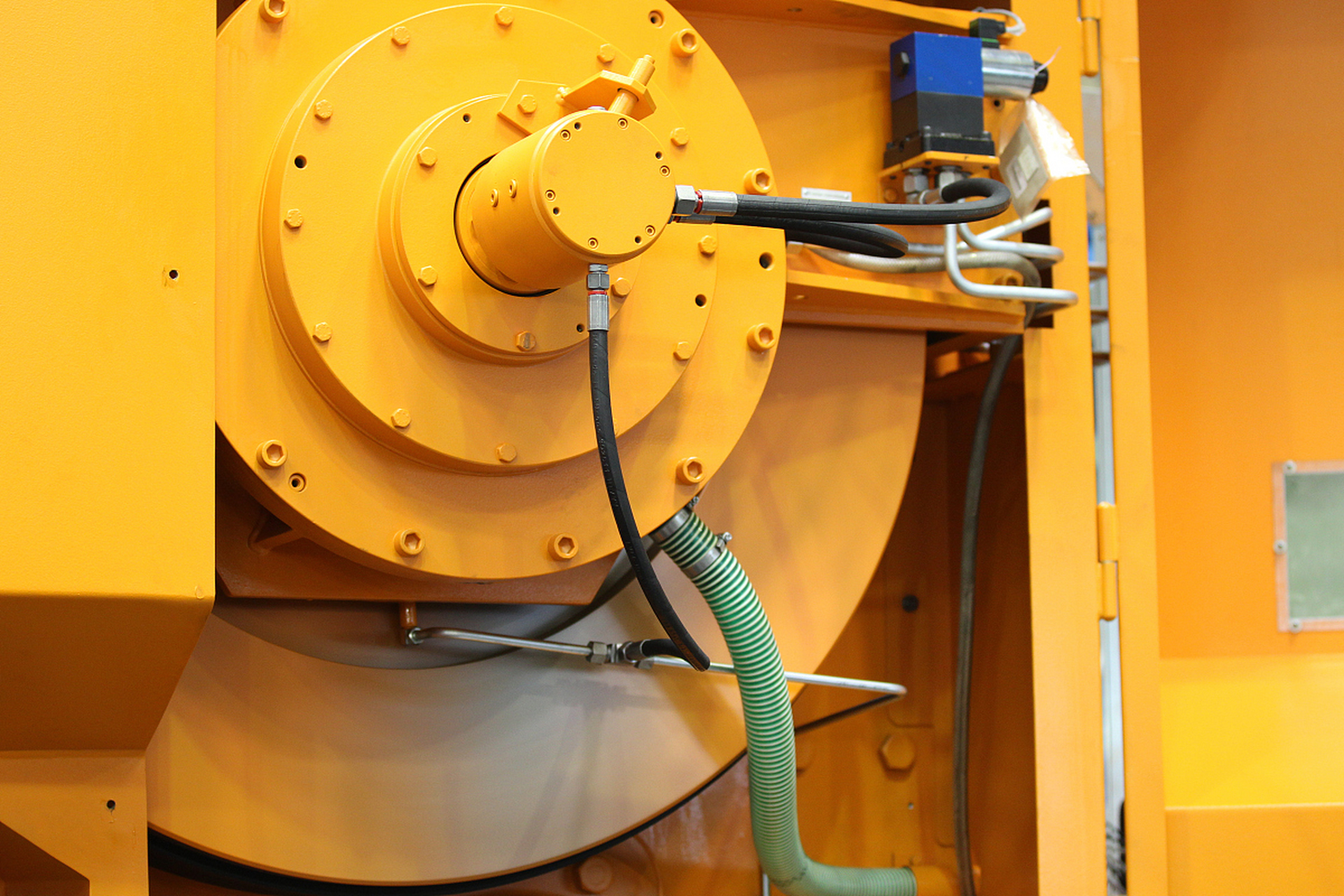 齿轮曳引机:齿轮曳引机是最常见的电梯曳引机类型.