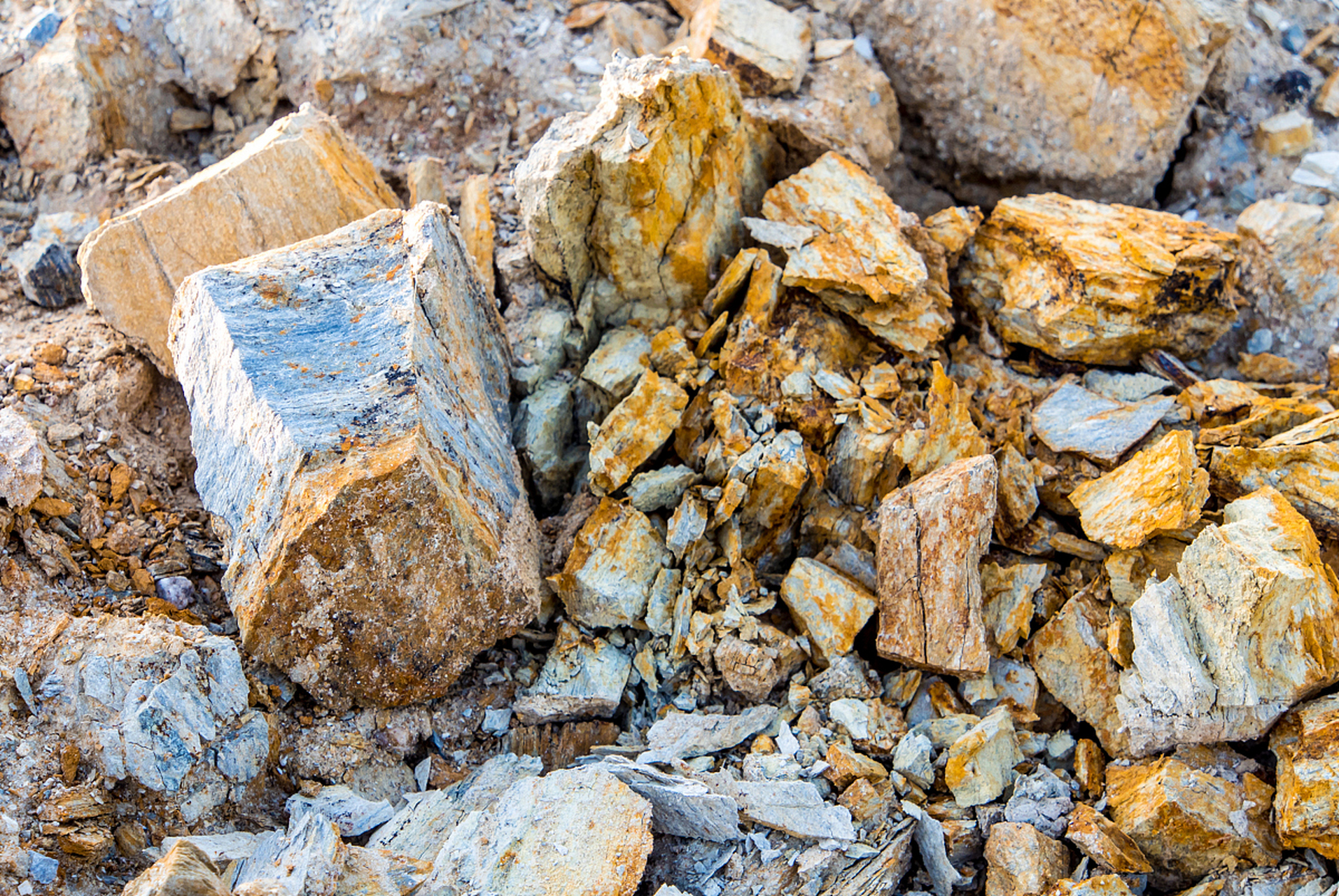 当然不是啦,稀土是化学周期表中镧系元素和钪,钇共17种金属元素的总称