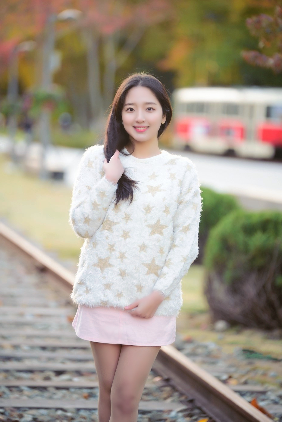 随拍周末里一个走在户外美景下的女孩