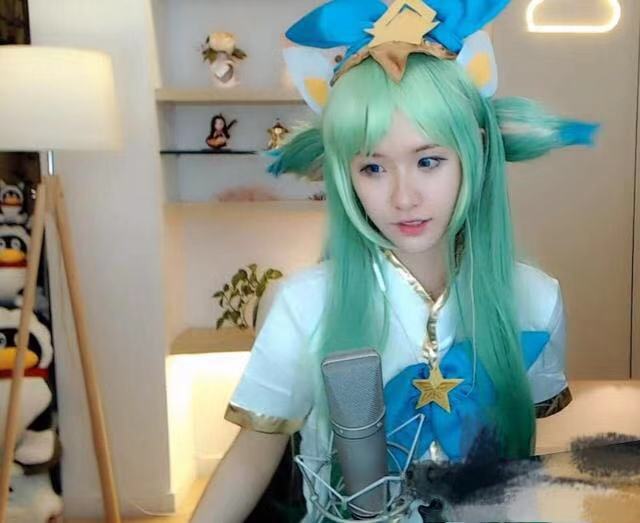 lol:阿冷cos璐璐看傻网友,直播玩游戏却被虐到自闭,看脸就好!