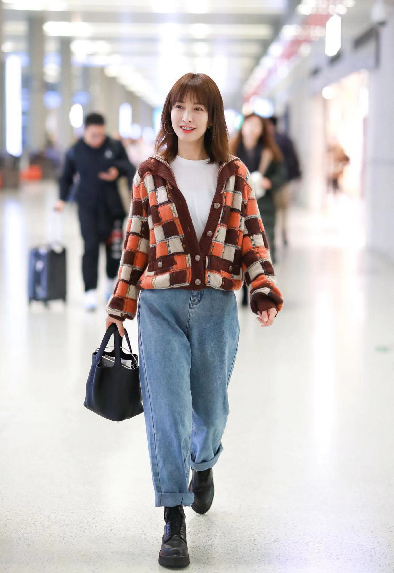 女大学生如何穿出轻熟风?长款大衣搭配牛仔裤,保暖气质都兼顾