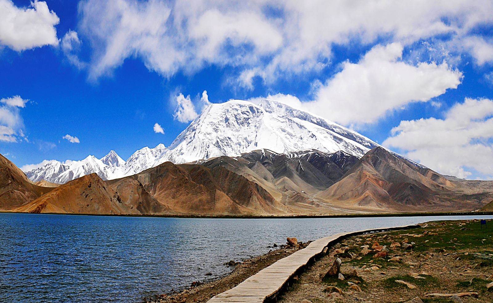 慕士塔格峰位于新疆阿克陶县与塔什库尔干塔吉克自治县交界处,海拔