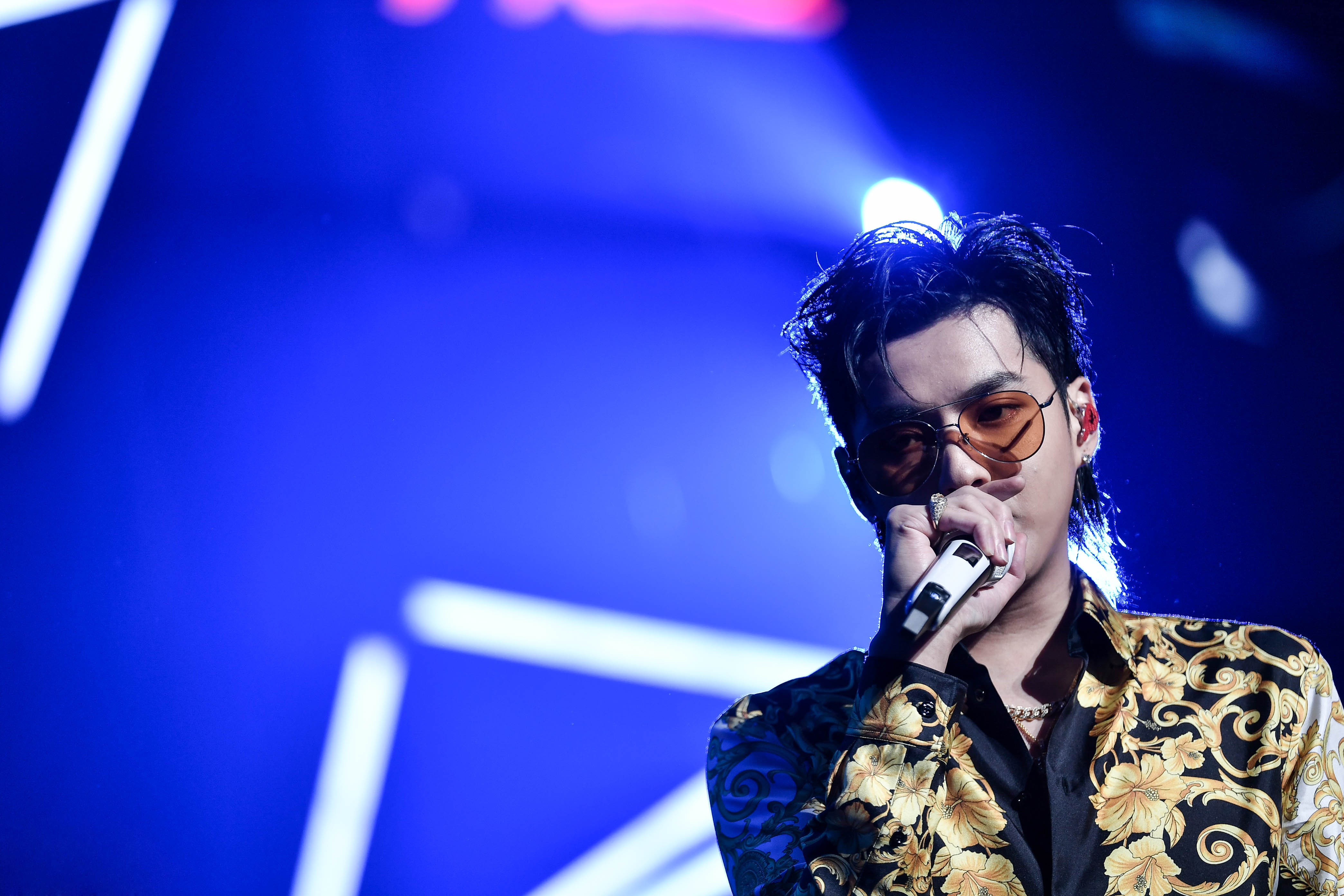 头条盛典压轴表演!嘻哈小王子吴亦凡炫酷登台 歌曲串烧酷帅袭人