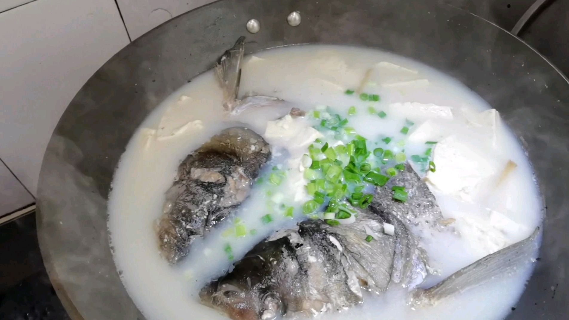 鱼头豆腐汤这样做,汤浓味香,豆腐很入味,一看就会适合家庭操作
