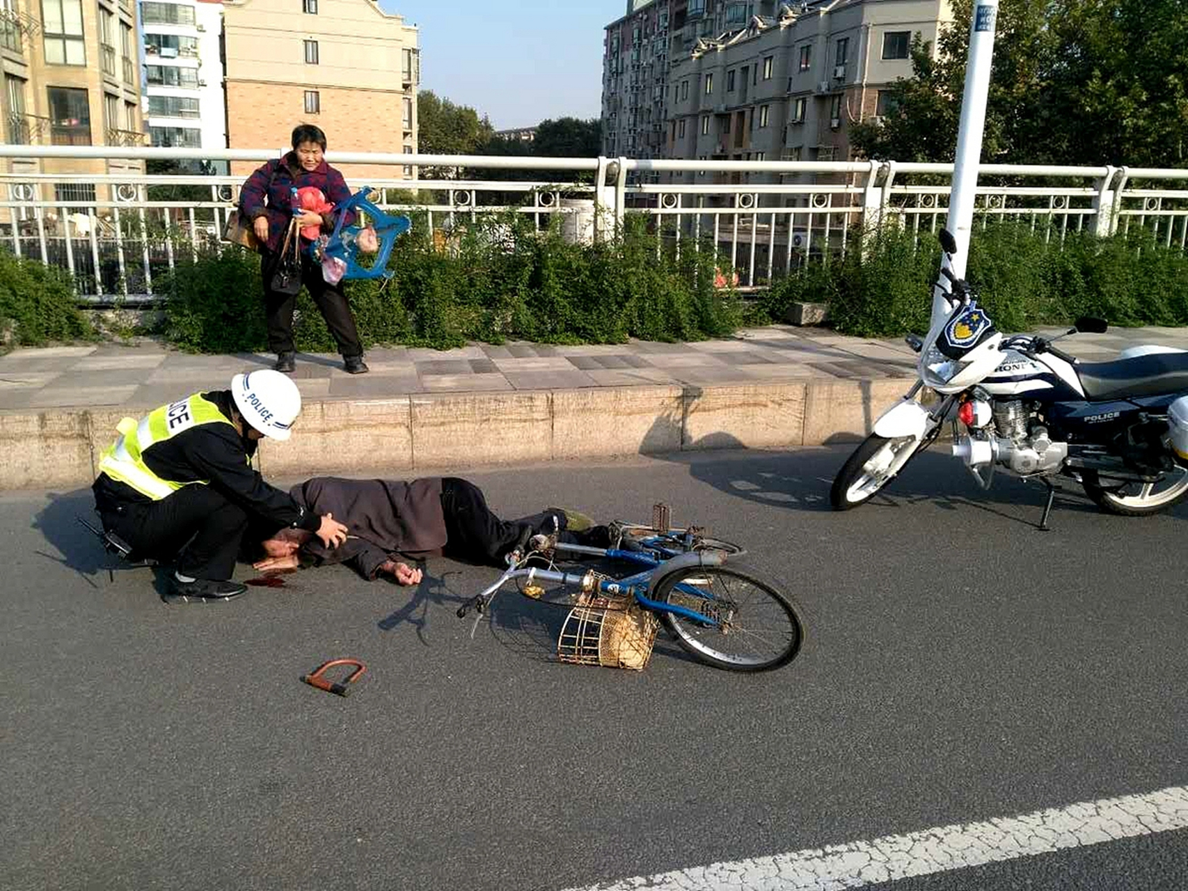 近日,一起摩托車騎手在行駛中遭遇轉彎鋼管障礙,最終導致粉碎性骨折的