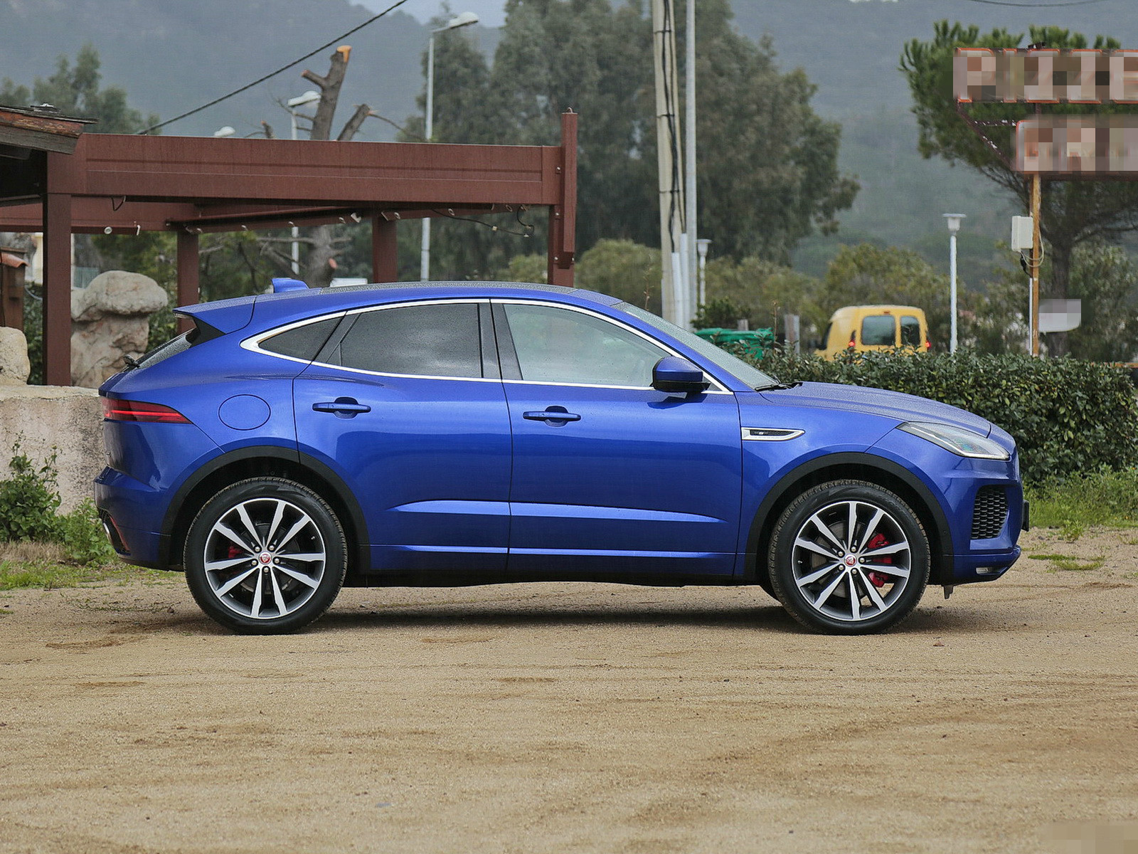 从图片上看,这款车的车身侧面线条简洁流畅,层次感很强.