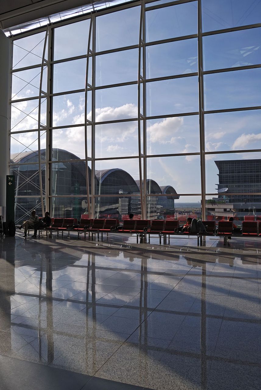 距市中心约8千米,为4c级军民合用国际支线机场