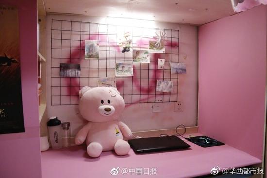 萌萌哒!4名大学理工科男生将寝室装扮成粉红色海洋