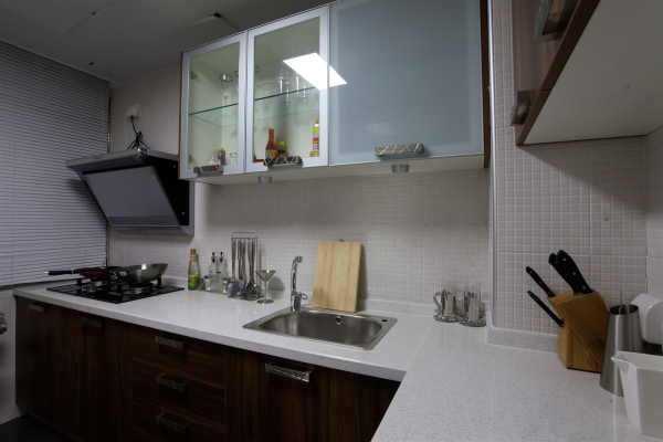 厨房地板总是很油腻?地上撒点"它",干净又明亮!