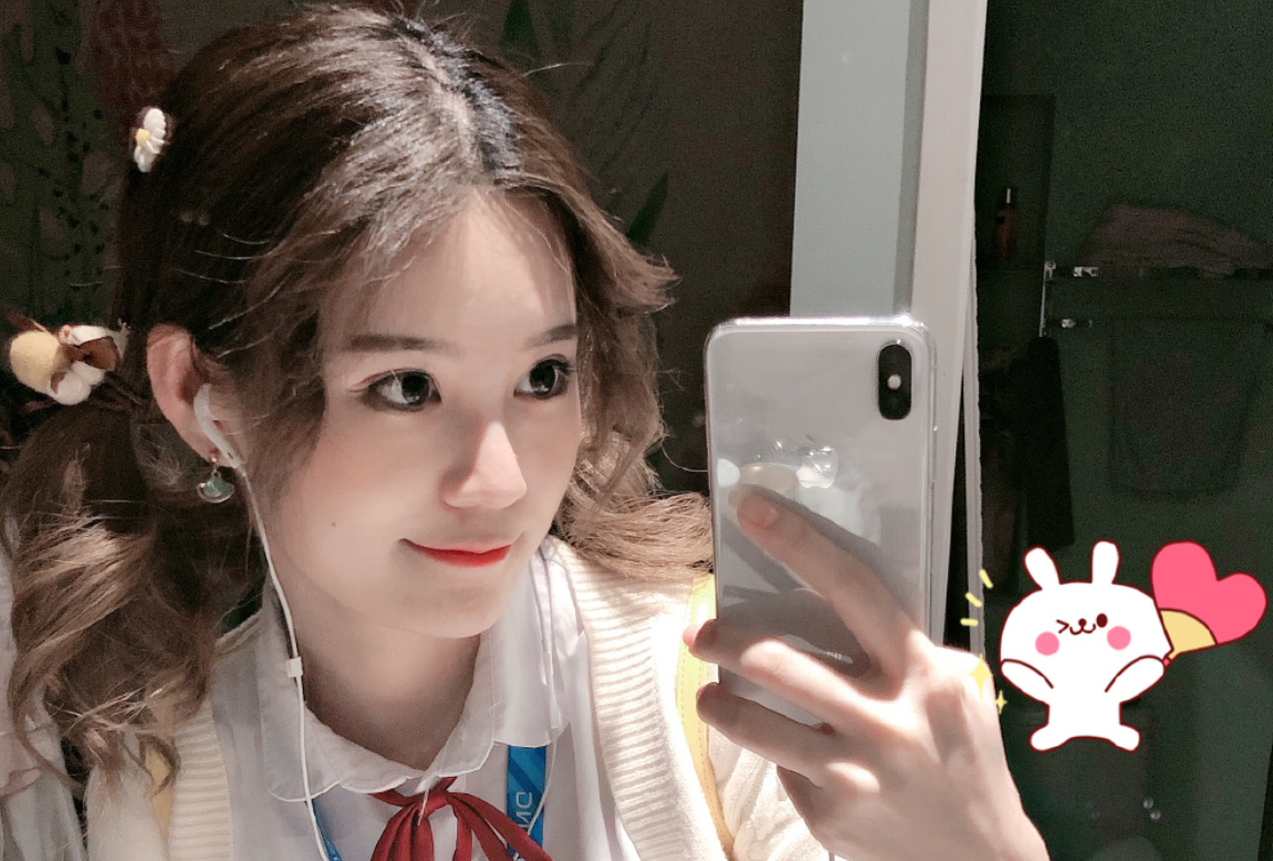 fgs:小彤首次登台解说!新造型被观众狂喷,网友直言得罪化妆师