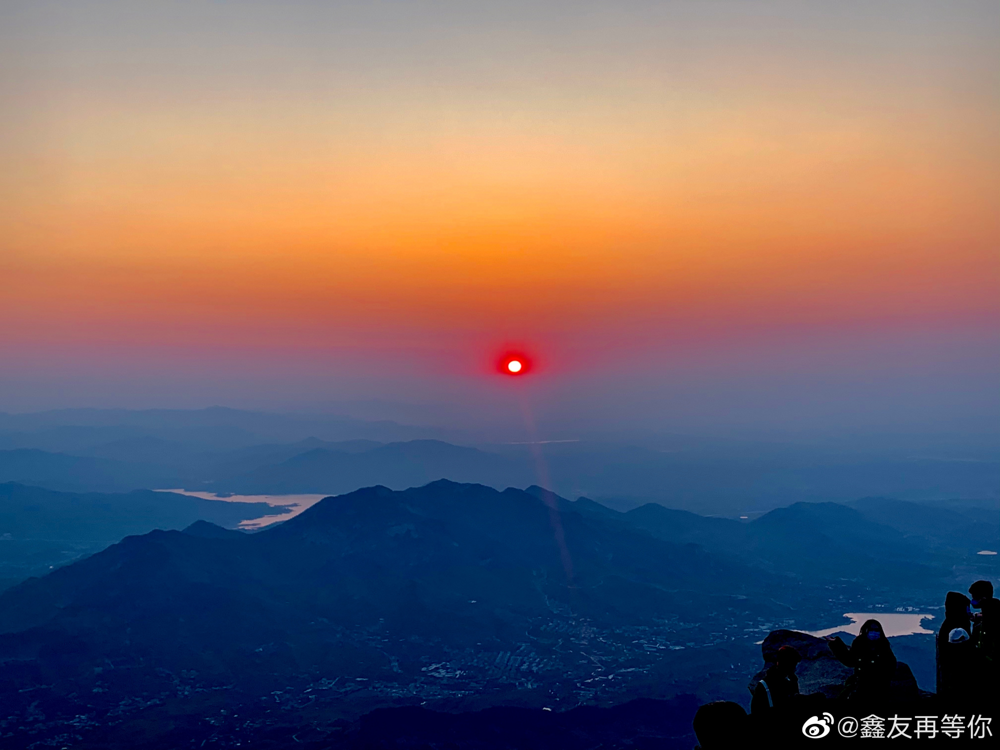 直播5月2日,万人现场观看山东泰山日出美景,还有"人从众"风景
