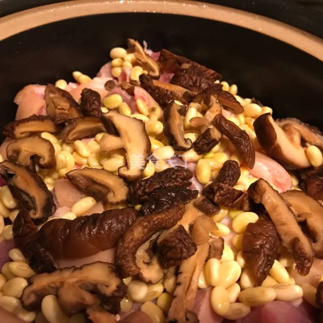 黄豆香菇焖猪脚,吃出满满胶原蛋白