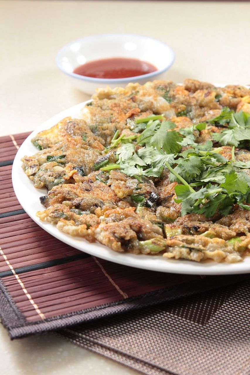 蚵仔煎是一道台湾著名小吃,以新鲜蚵仔和酥脆面糊煎炸而成.