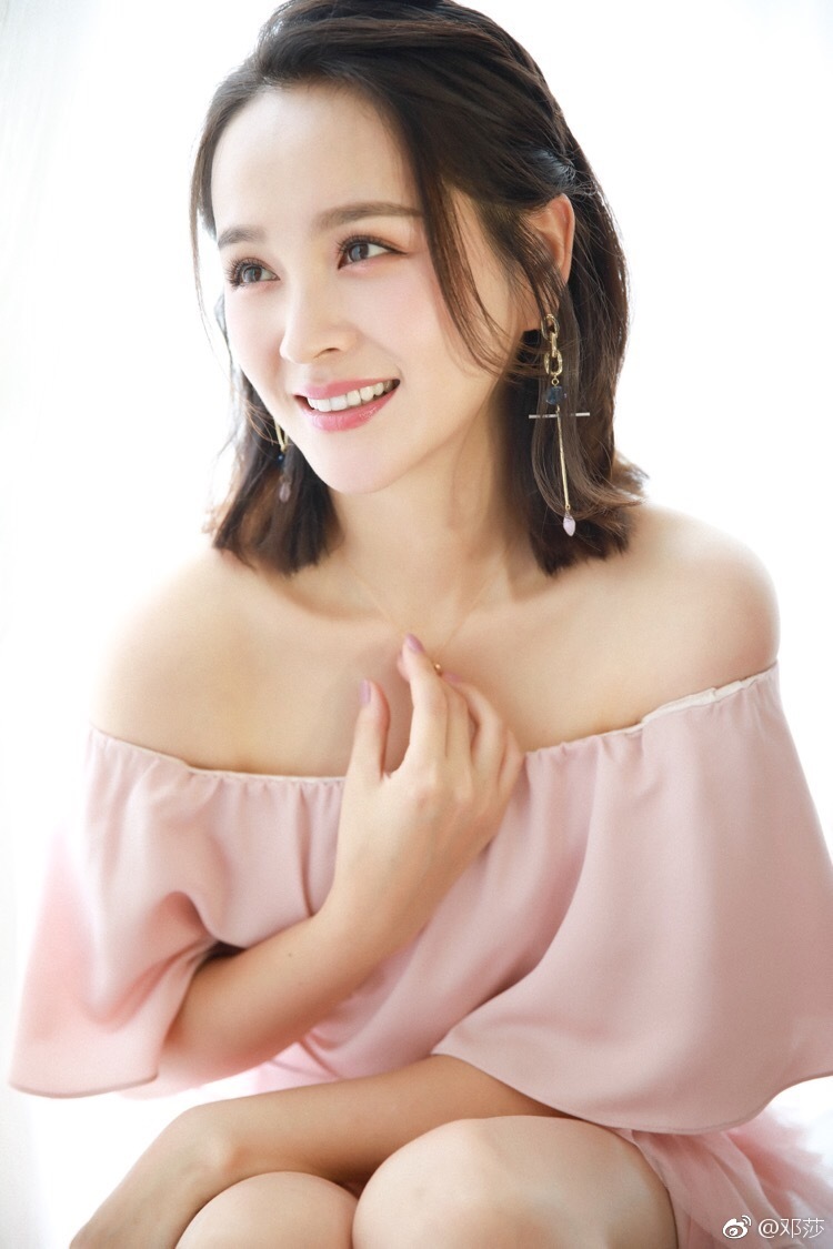 邓莎换发型了,一款短发减龄了10岁,只因注意这4点 秒变18岁少女