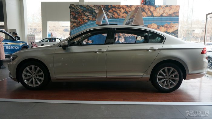 侧面看迈腾的线条十分流畅,侧身腰线的加入有一种力量感.