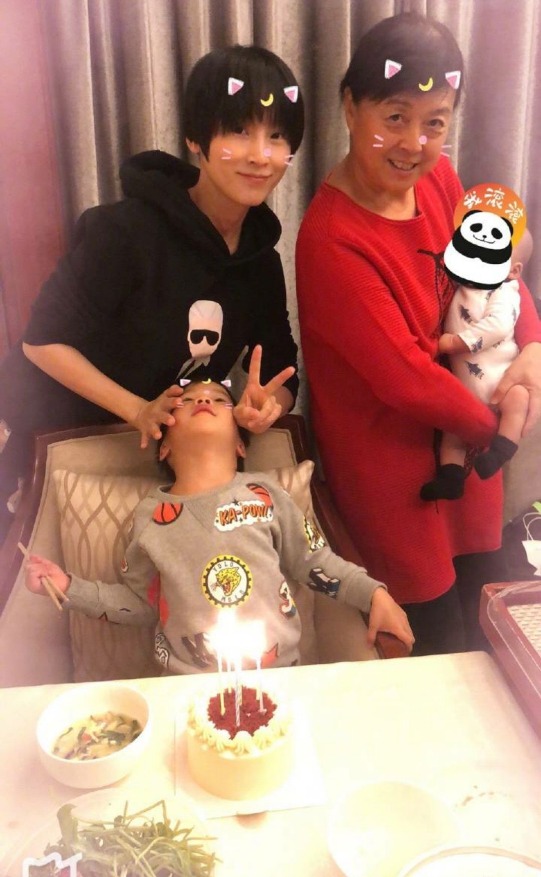 谢楠35岁生日,二胎首次出镜,姥姥抱孩子的姿势太专业了