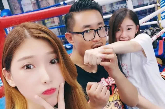 韩博惟挑战拳击网红:我用单手单脚,拍出民间约战最高奖玛莎拉蒂
