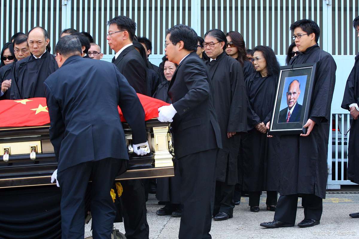 3位港澳特首扶灵,赌王何鸿燊的葬礼风光程度能比过霍英东吗?