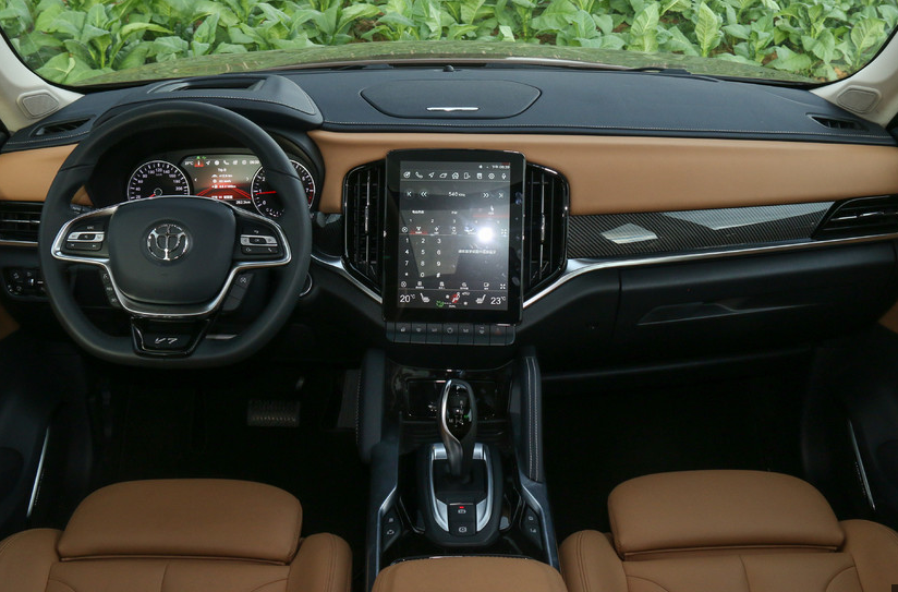 中华v7 拥有很炫酷的外形,给人一种豪华感