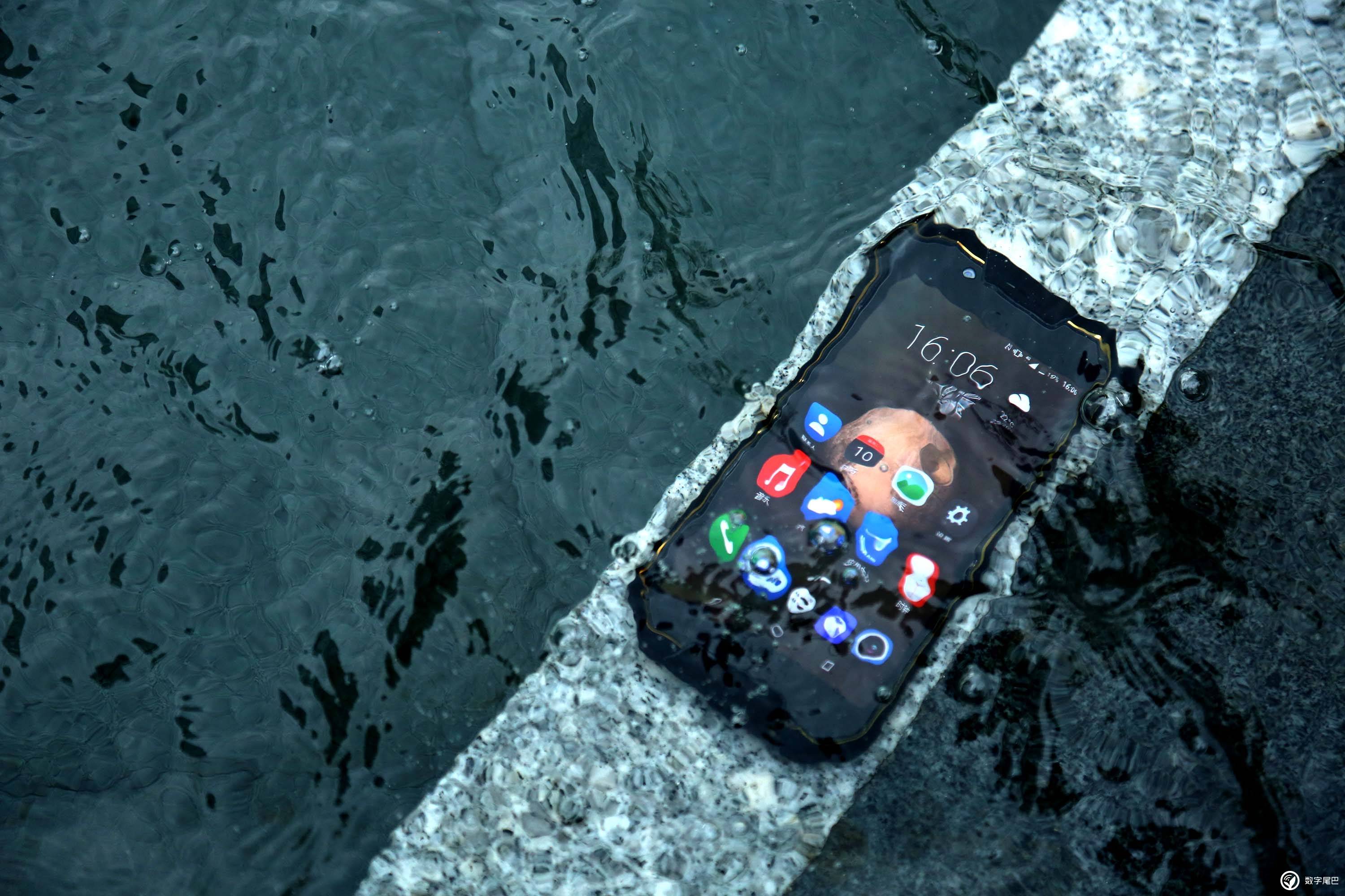 2019年最贵的手机:6000mah 防水 镜面设计 堪称"国产诺基亚"