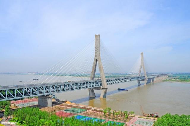 世界上最大的公铁两用桥——武汉天兴洲大桥,一天通过260趟高铁