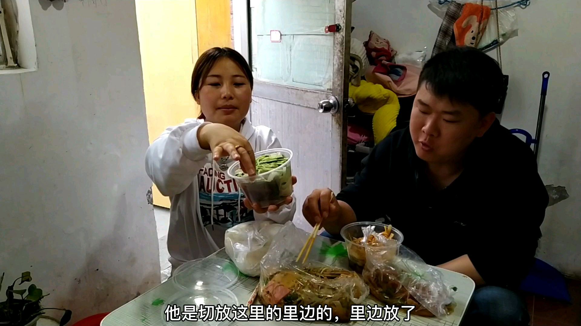 天气热了,农村媳妇偷懒不做饭!买来凉皮和凉菜大口大口地吃!