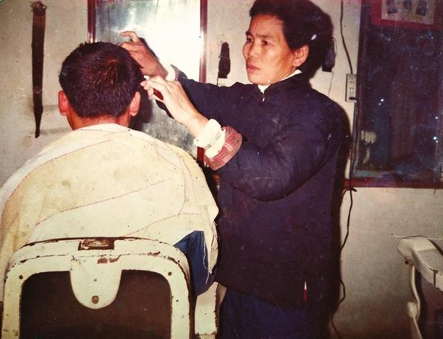 20世纪80年代,在泾阳县三渠镇,陈玉凤在自家的小店里为顾客理发