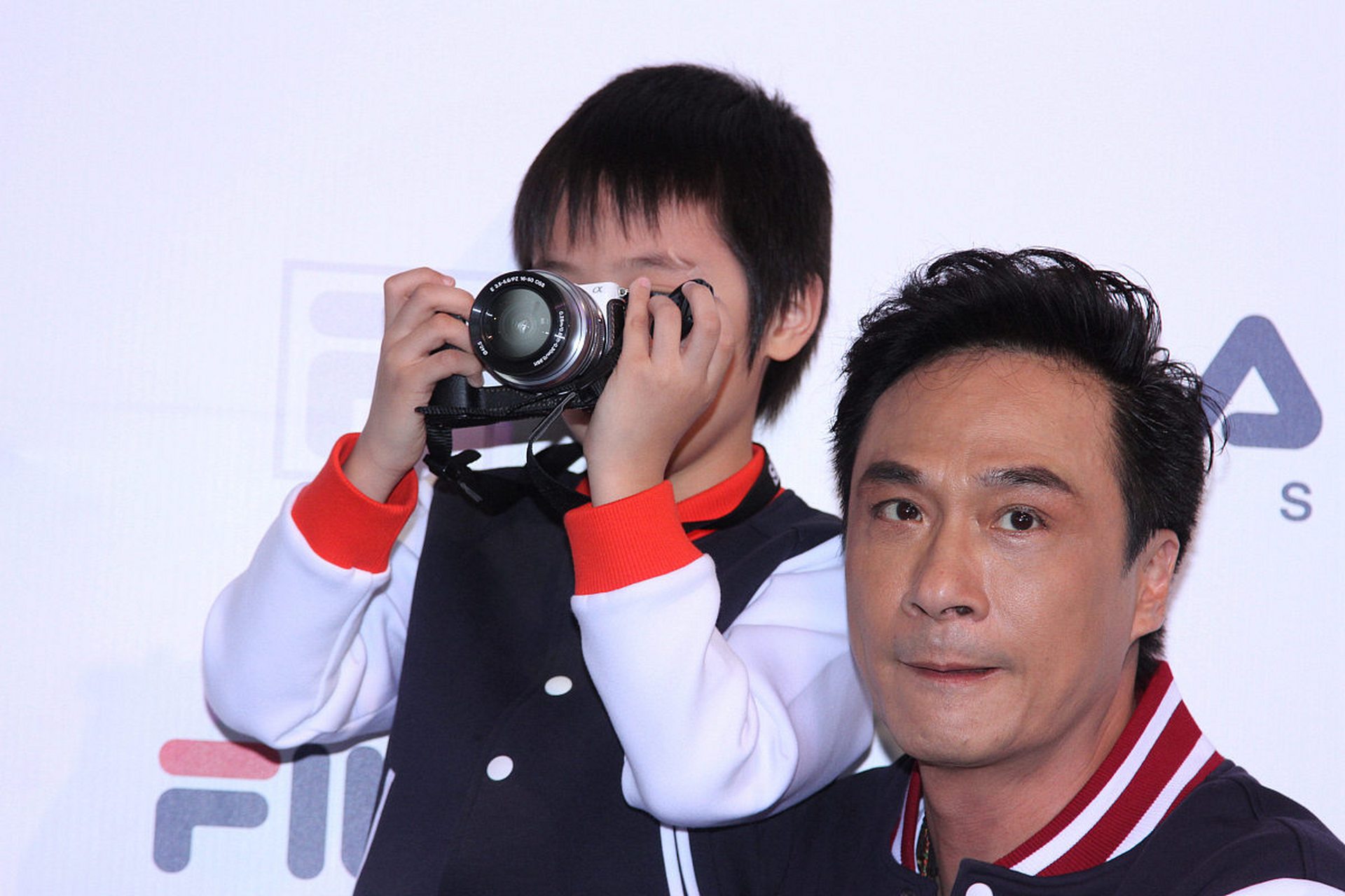 今天费曼登上热搜,但不是和吴镇宇的搞笑互动,而是他要暂时退网了.