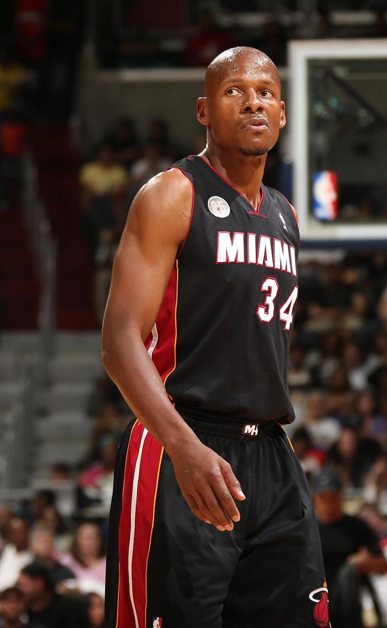 雷阿伦,美国职业篮球运动员,司职得分后卫,有出色的三分球投射能力.