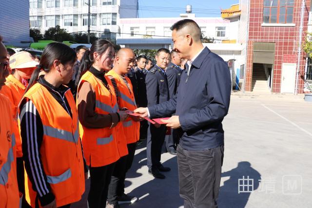 沾益:刘本芳李金林施兴满为一线环卫工人送去节日祝福