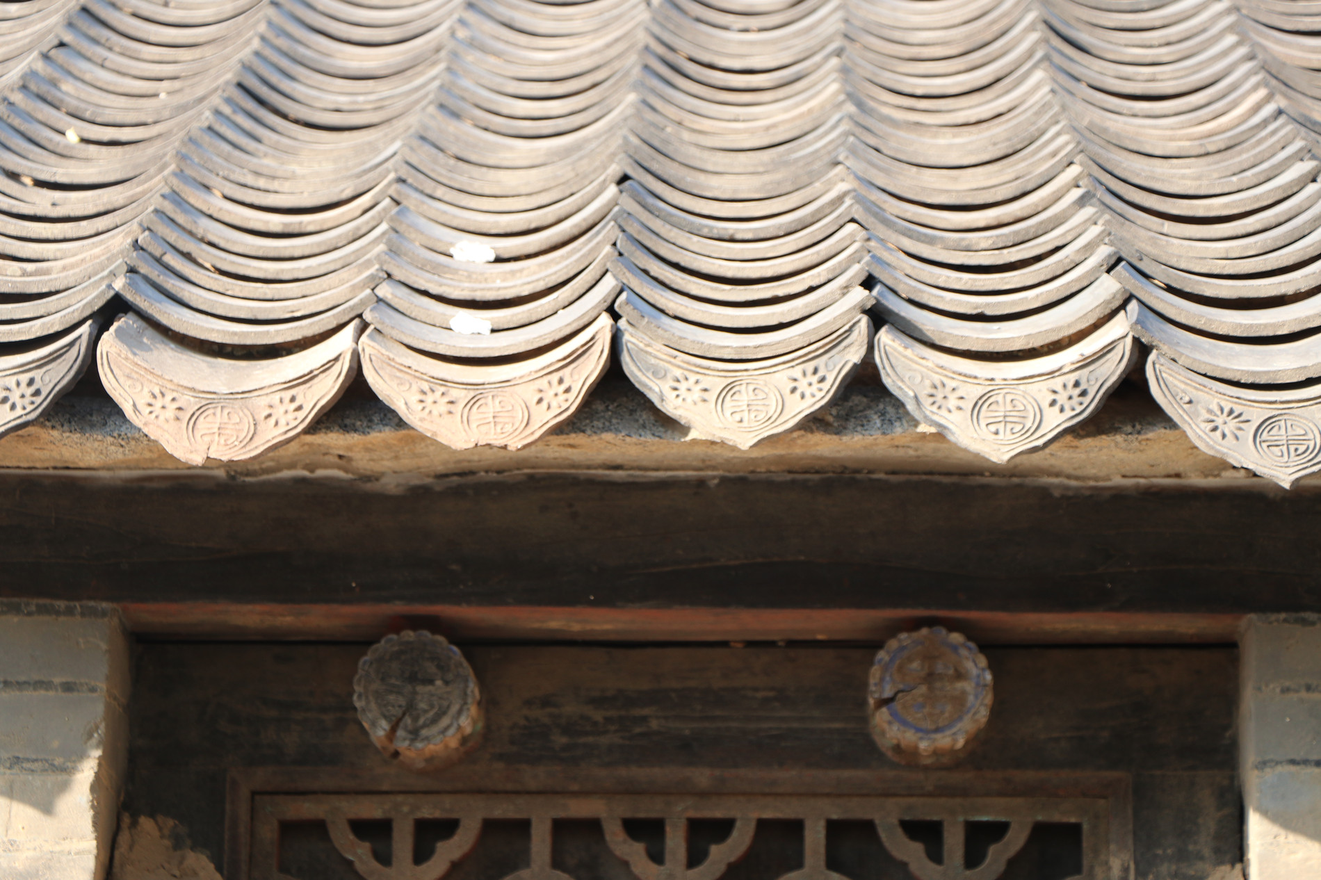 除了大门之外,村里老房子的瓦当也古色古香.