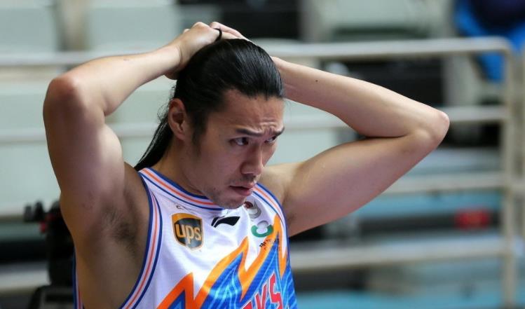 四川男篮签曾文鼎不明智,上赛季场均3分,年龄大对球队作用有限