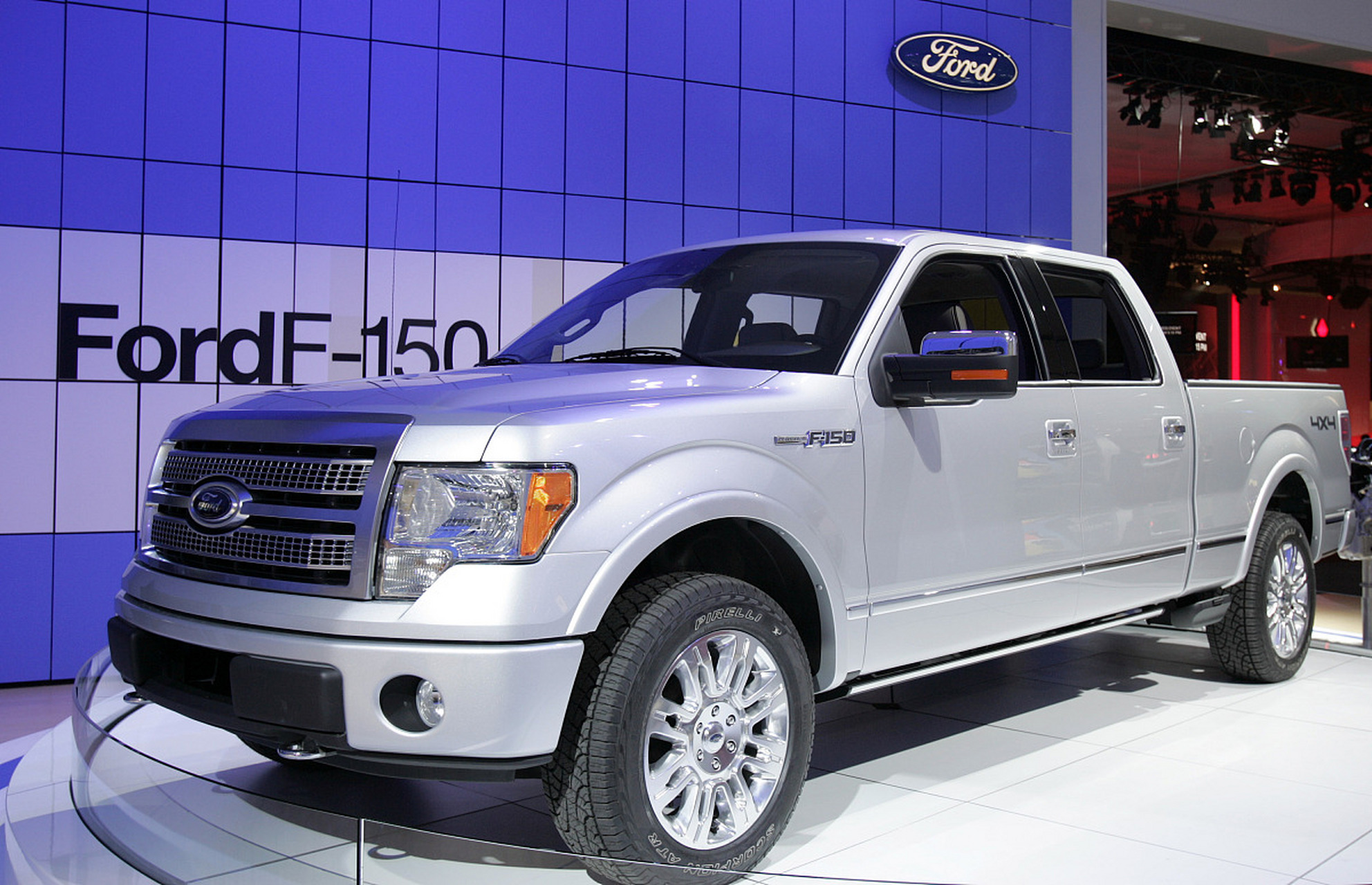 福特f-150是一款标志性的皮卡车型,它在汽车市场上拥有广泛的知名度