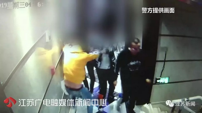 "你为啥删我微信"小伙半夜约男同事出来质问,结果通通被抓!