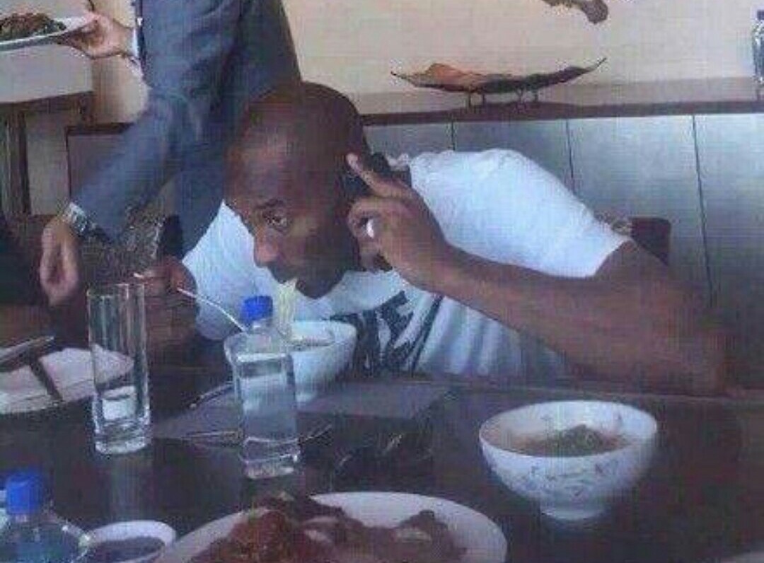 为什么科比中国行最喜欢吃的食物是拉面?科比:这是打小的习惯