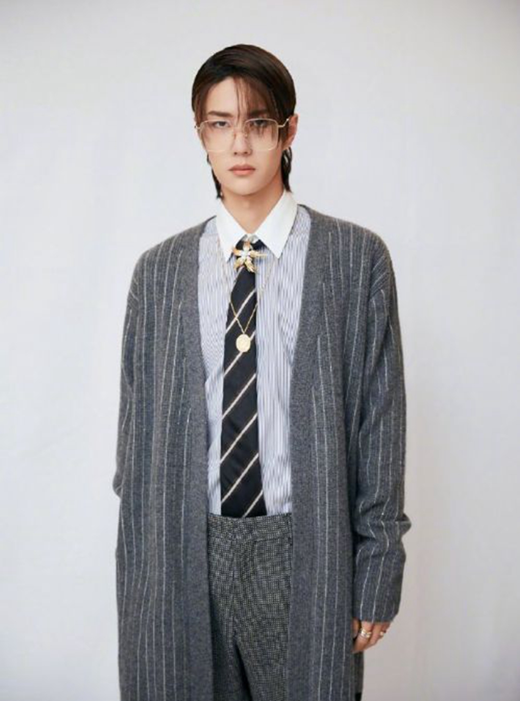 男星戴眼镜,朱一龙文艺王一博很酷,而朱正廷阳光又洒脱