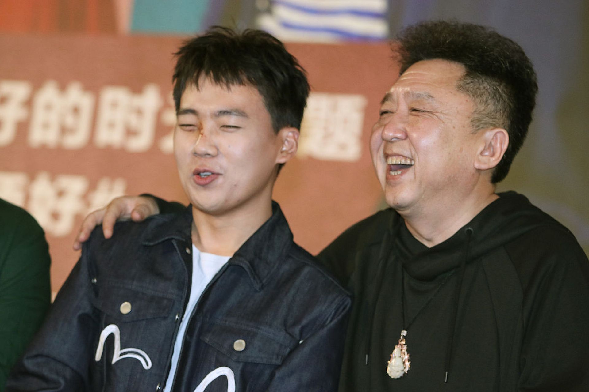 所以才能教出,郭麒麟这样幽默又谦逊的徒弟[嘻嘻]!