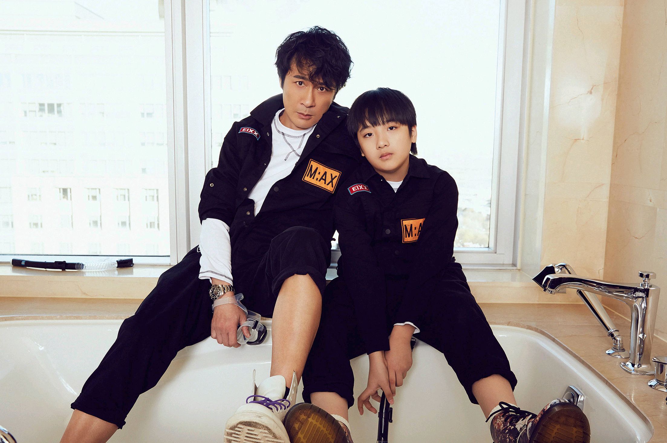 好温馨的两父子,两个都帅到爆表!