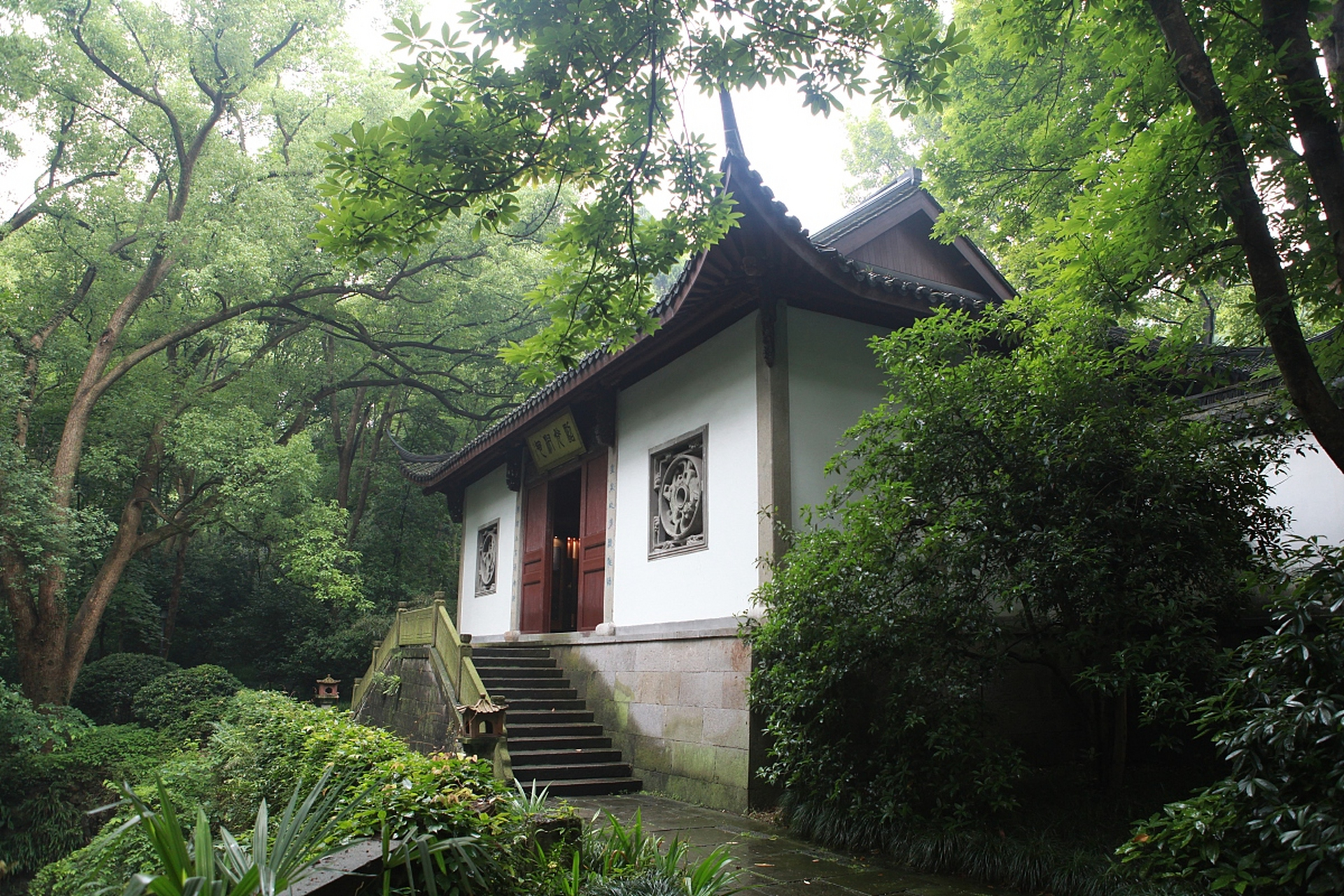 爱上杭州的千种理由# 富春江畔,严子陵钓台如一幅恢弘的山水画.
