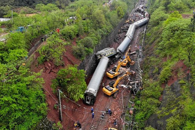 京广铁路火车侧翻事故:附近村民涌进铁道破窗救人