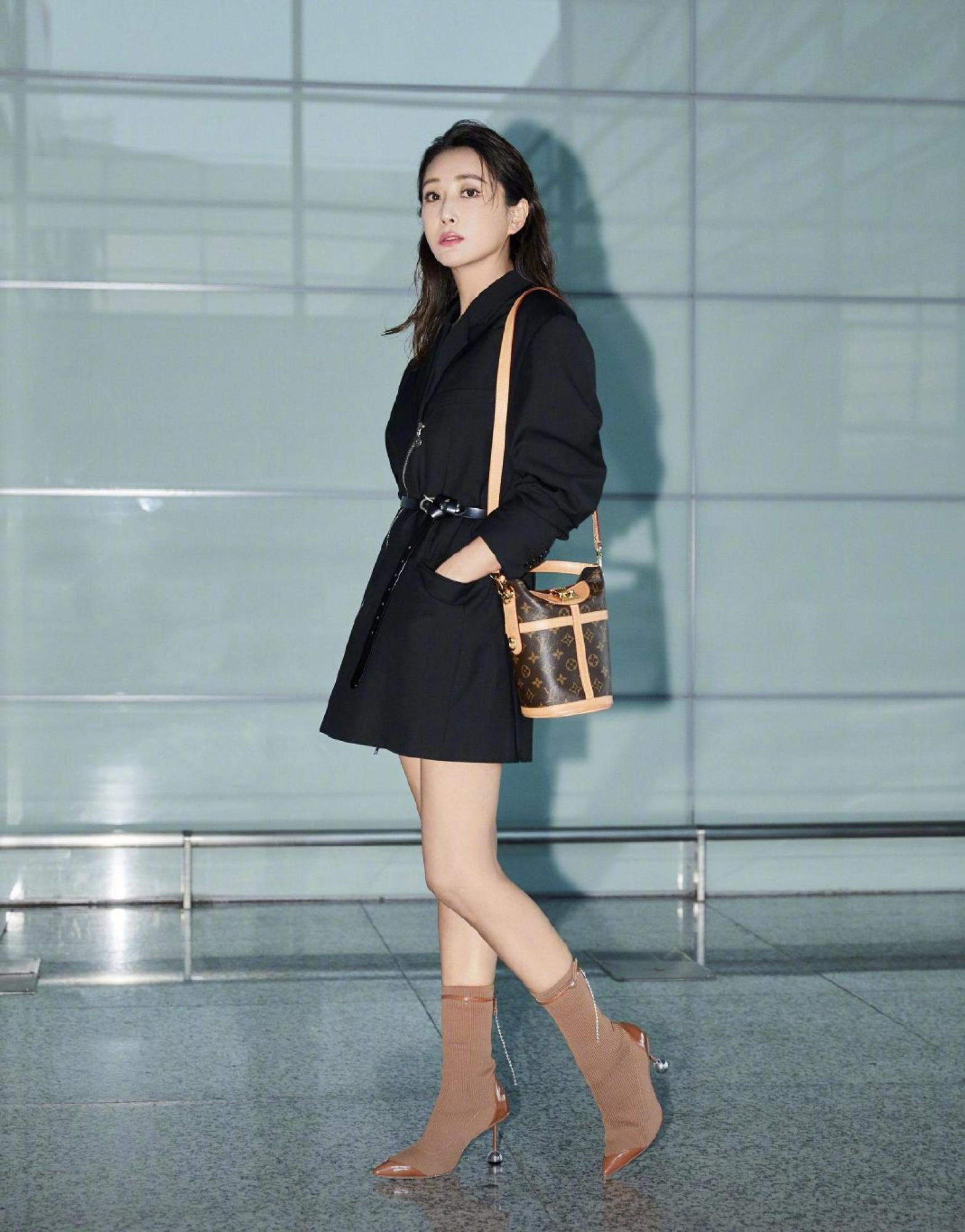 34岁杜若溪产后瘦身60斤,身穿黑色西装裙亮相,湿发造型又a又飒