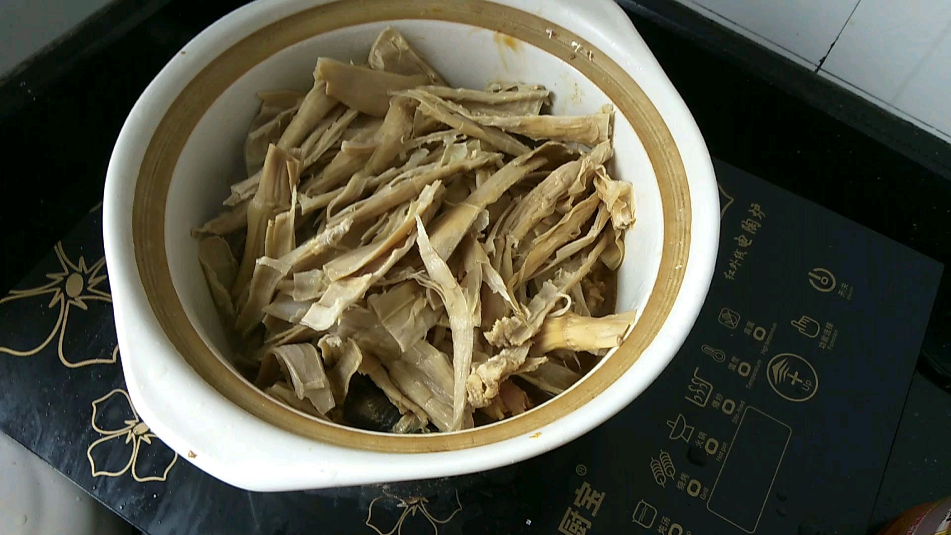 笋干炖鸡肉闻着超级香,而且也很好吃