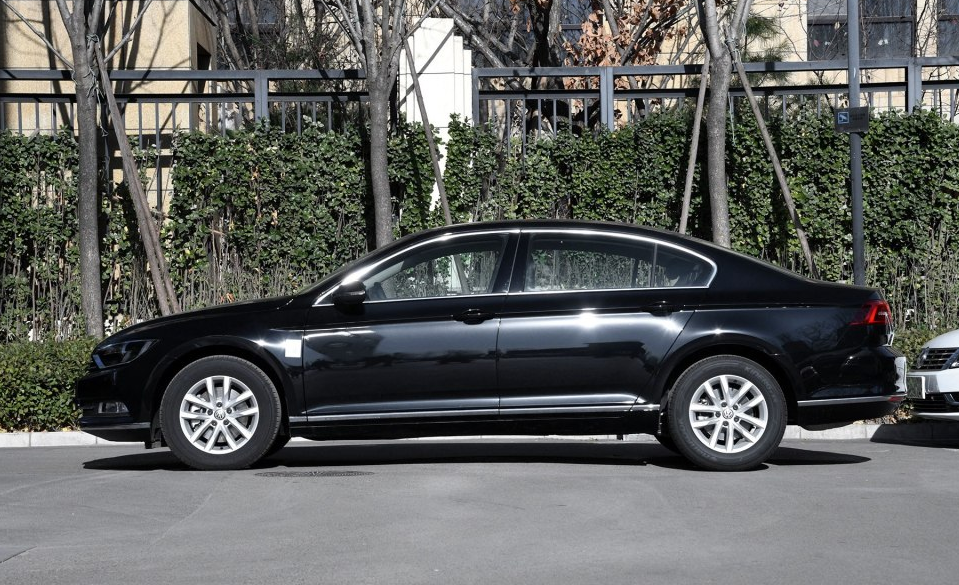 "暴发户"的最爱,张扬霸气动力性十足的大众-迈腾