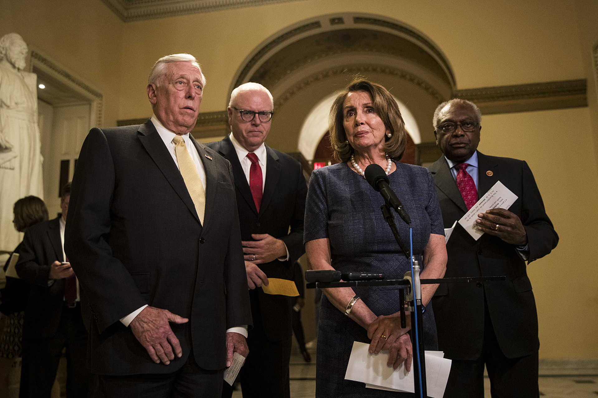 6 月 24 日消息,据悉,南希佩洛西及其丈夫保罗两人在对苹果和微软看涨