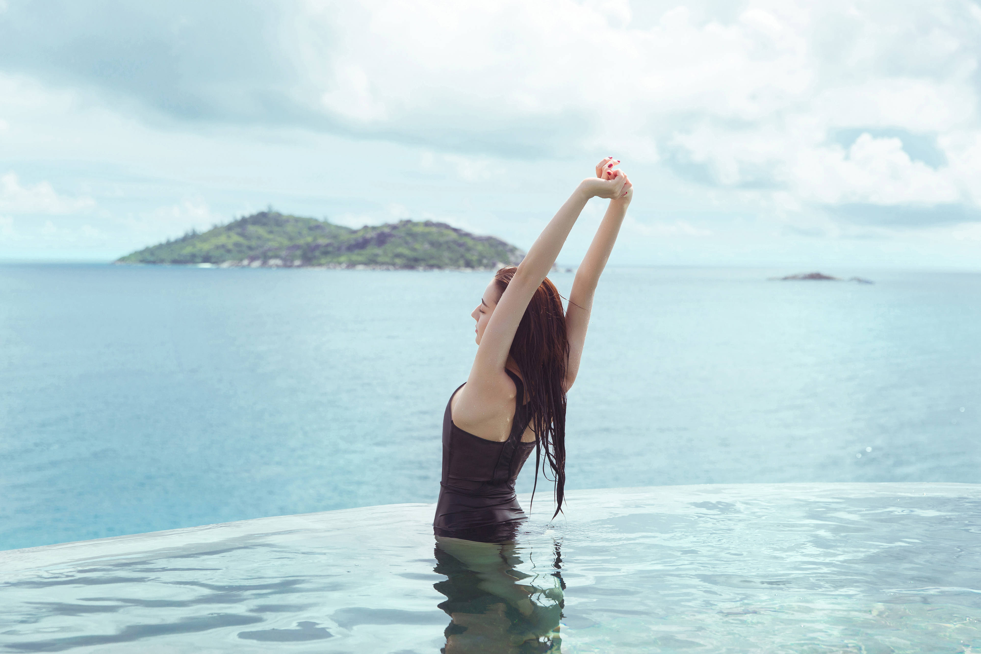 迪丽热巴泳装美照,迪丽热巴身着黑色泳衣,在无边泳池各种凹造型