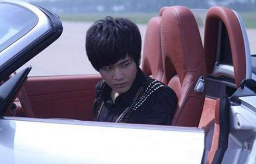 网友戏称他"托奶李天王",睡了苏醒女友还炫耀,如今过成这样