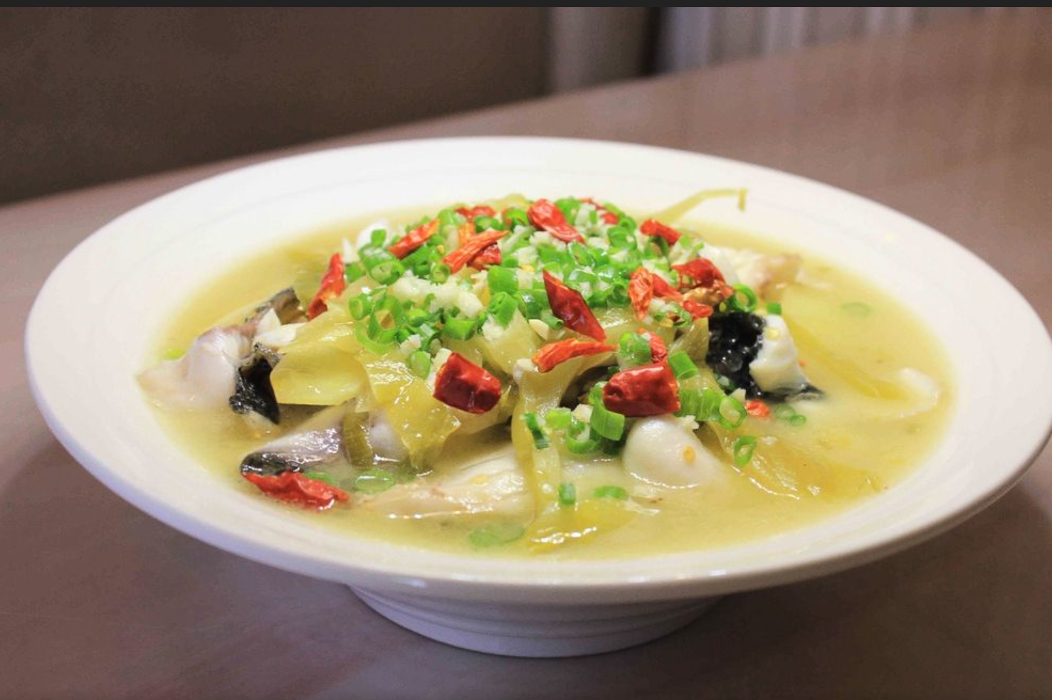 水煮鱼片:地方传统名菜,口味香辣鲜香,一道别具风味的菜肴