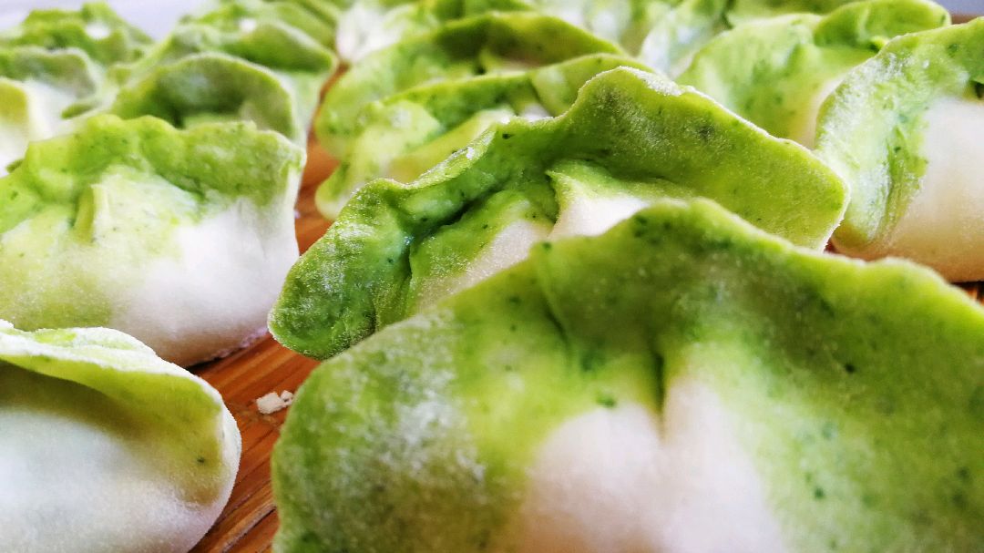 菠菜的另一种吃法,榨成汁包成翡翠饺子,好看又好吃