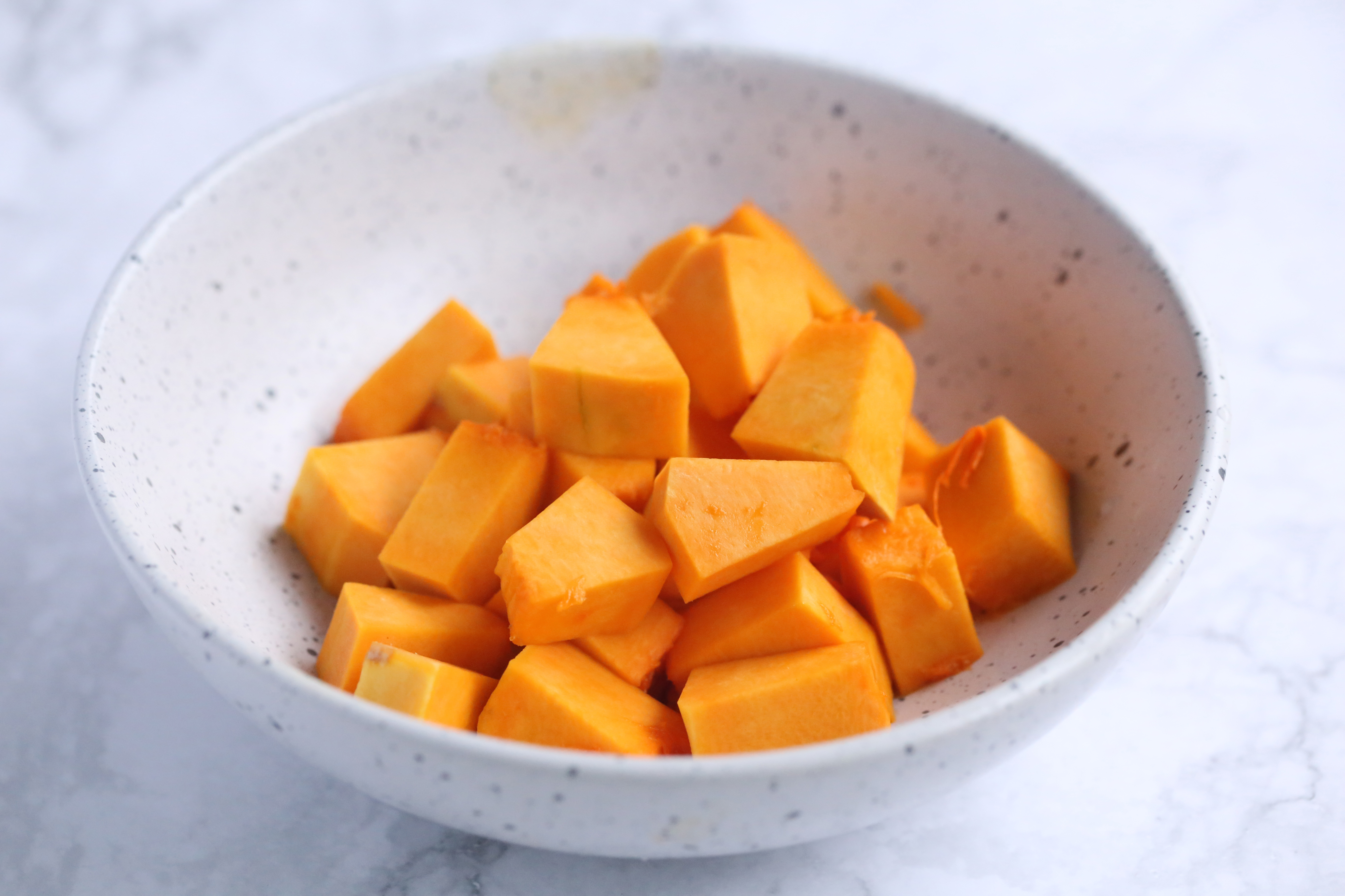 南瓜洗净切去掉籽,切去外层的皮,切成小块待用.